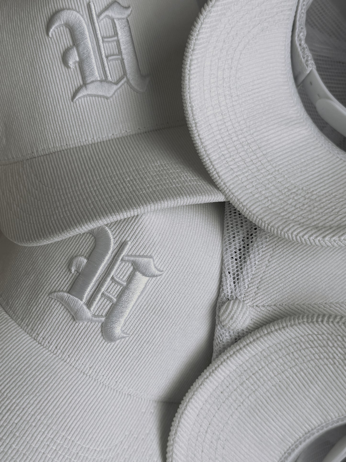 GORRA UNDERGOLD U CORDUROY TRUCKER CREMA