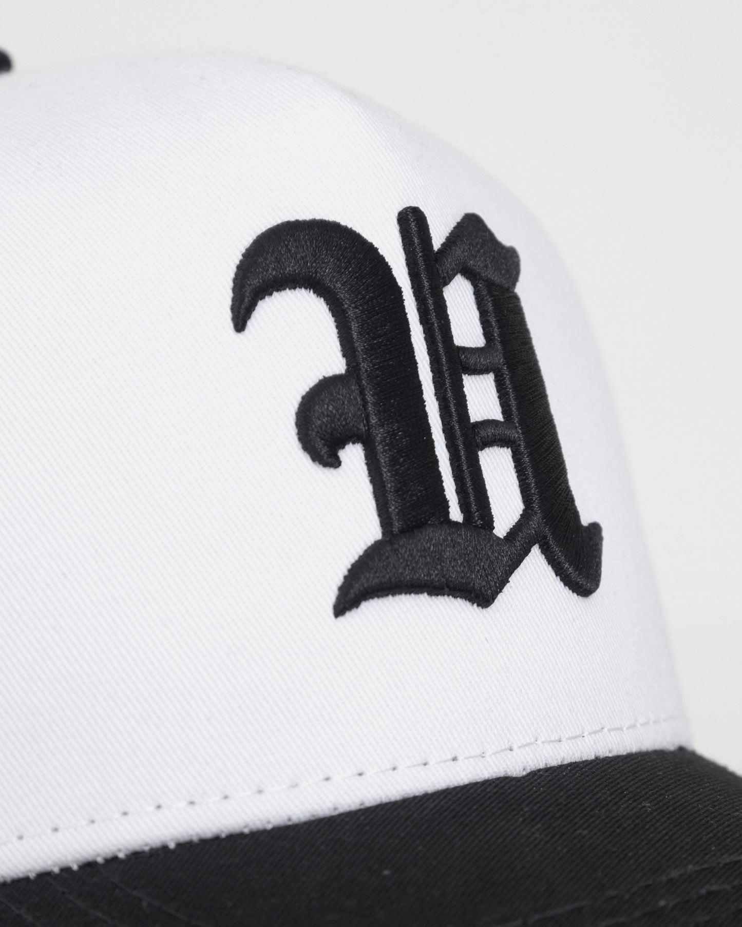 GORRA UNDERGOLD U TRUCKER WHITE/BLACK